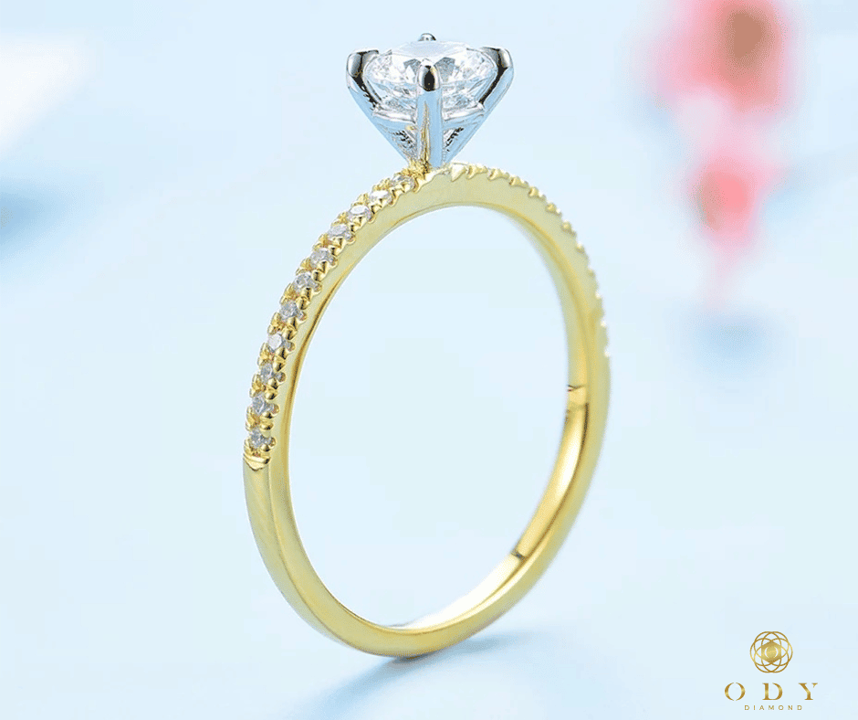 Vỏ nhẫn kim cương đơn giản kết hợp với sắc vàng ấn tượng