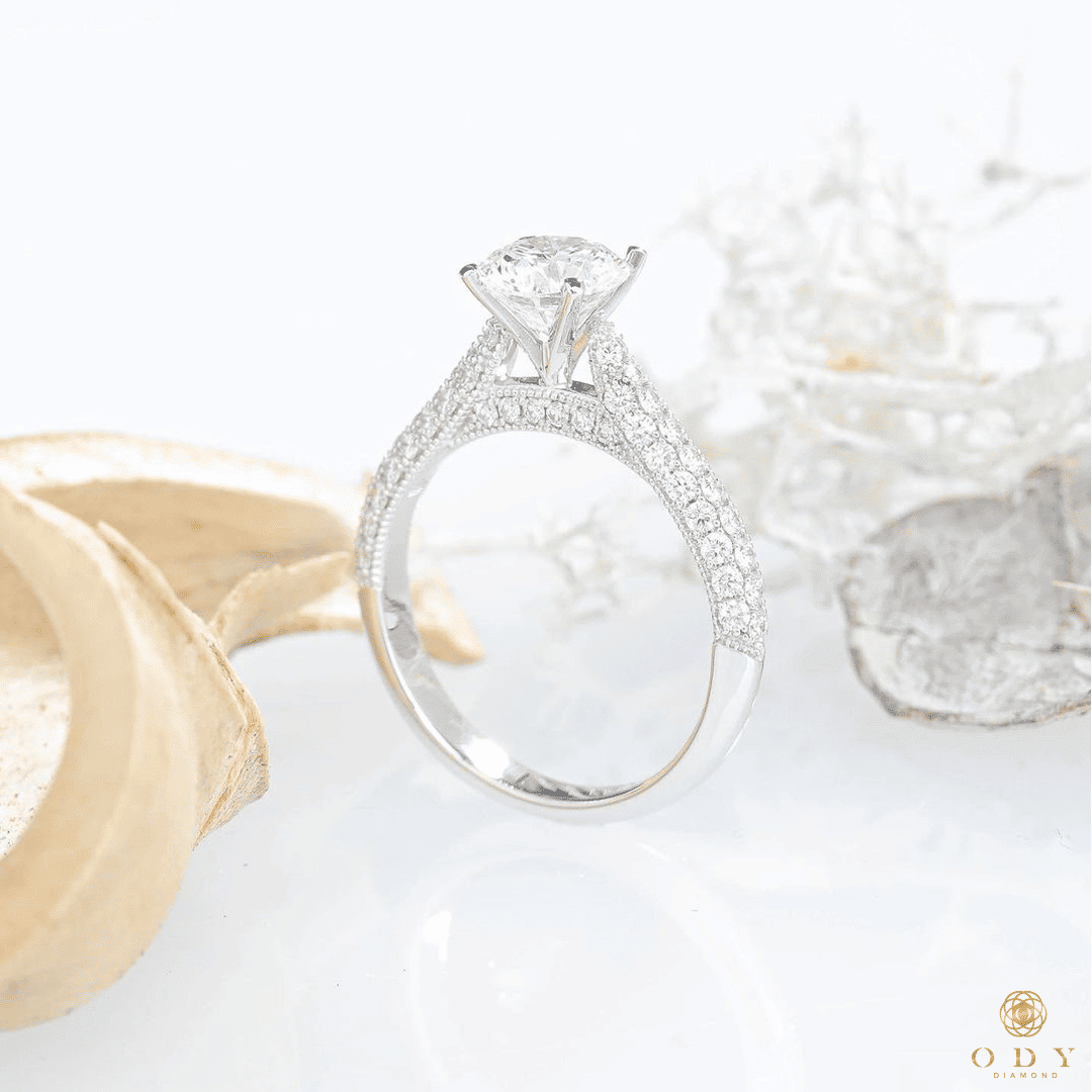 Nhẫn kim cương 4ly5 thiết kế tinh xảo với đường viền viên tấm ôm trọn vòng tay